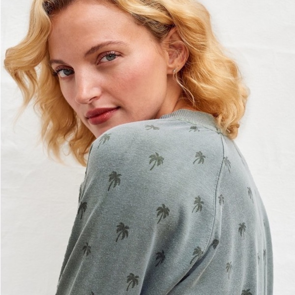 SUNDRY Raglan Pullover Palm Sweatshirt in Eucalyptus Twee Graphic Print 0 - Picture 3 of 14
